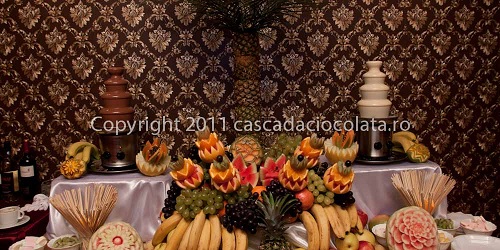 Fanatana ciocolata neagra, palmier din fructe, fantana ciocolata alba, cascada de fructe, sculpturi din fructe - copyright cascada ciocolata . ro 2021