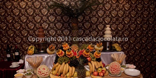 Fanatana ciocolata neagra, palmier din fructe, fantana ciocolata alba, cascada de fructe, sculpturi din fructe - copyright cascada ciocolata . ro 2021