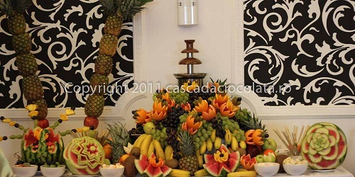 Palmieri din fructe, fantana de ciocolata, paun sculptat din pepene si fructe, cascada de fructe, pepeni sculptati, sculpturi din fructe - copyright cascada ciocolata . ro 2021