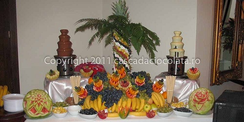 Fantana ciocolata neagra, palmier din fructe decorat cu fructe si dulciuri, fantana ciocolata alba, pepene sculptat, fructe in boluri, cascada de fructe, aranjamente fructe - copyright cascada ciocolata . ro 2021