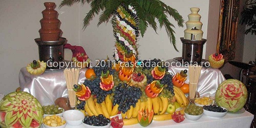 Fantana ciocolata neagra, palmier din fructe decorat cu fructe si dulciuri, fantana ciocolata alba, pepene sculptat, cascada de fructe, aranjamente fructe, fructe in boluri - copyright cascada ciocolata . ro 2021