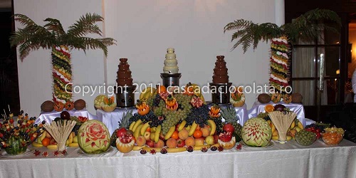 Fantani ciocolata neagra si alba, palmieri din fructe decorati cu fructe si dulciuri, pepeni sculptati, fructe in boluri, cascada de fructe, aranjamente fructe - copyright cascada ciocolata . ro 2021