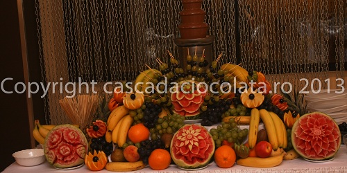 Fantana de ciocolata, cascada de fructe, Sculpturi din fructe, pepene sculptat, bar de fructe, aranjamente din fructe, pepeni sculptati, copyright cascada ciocolata . ro 2021