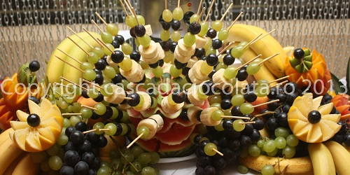 Frigarui din fructe taiate, bar fructe, sculpturi in fructe, arnajament fructe, pepene sculptat, copyright cascada ciocolata . ro 2021