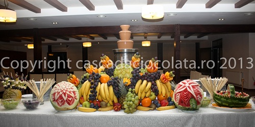 Cascada fructe, fantana de ciocolata, bar fructe, frigarui din fructe taiate, pepene sculptat, aranjament fructe nunta, sculpturi in pepeni, copyright cascada ciocolata . ro 2021